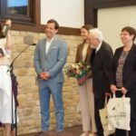 Erste Jubiläumspräsente für den OB Nino Haase mit Ehefrau Mandy, und das Redaktionssteam der neuen Chronik 1250 Jahre Laubenheim, Dr. Gebhard Kurz, Dr. Ute Engelen und Jupp Heck.