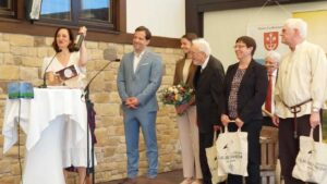 Erste Jubiläumspräsente für den OB Nino Haase mit Ehefrau Mandy, und das Redaktionssteam der neuen Chronik 1250 Jahre Laubenheim, Dr. Gebhard Kurz, Dr. Ute Engelen und Jupp Heck.