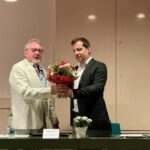 Oberbürgermeister Nino Haase vereidigte und beglückwünschte Norbert Riffel (links) zu seinem Amt als neuer Ortsvorsteher von Mainz-Laubenheim.