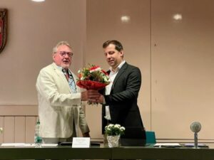 Oberbürgermeister Nino Haase vereidigte und beglückwünschte Norbert Riffel (links) zu seinem Amt als neuer Ortsvorsteher von Mainz-Laubenheim.