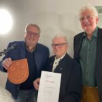 Paul Stenner (Mitte) erhält von Ortsvorsteher Norbert Riffel die höchste Auszeichnung des Stadtteils, das Laubenheimer Wappen in Ton. Auch sein längjähriger "Chef", Alt-Ortsvorsteher Gerhard Strotkötter fand nur lobene Worte.