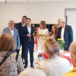 Oberbürgermeister Nino Haase überreicht KITA-Leiterin Simone Hönig zur offiziellen Neu-Eröffnung der KITA MinniMax den goldenen Schlüssel.