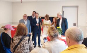 Oberbürgermeister Nino Haase überreicht KITA-Leiterin Simone Hönig zur offiziellen Neu-Eröffnung der KITA MinniMax den goldenen Schlüssel.