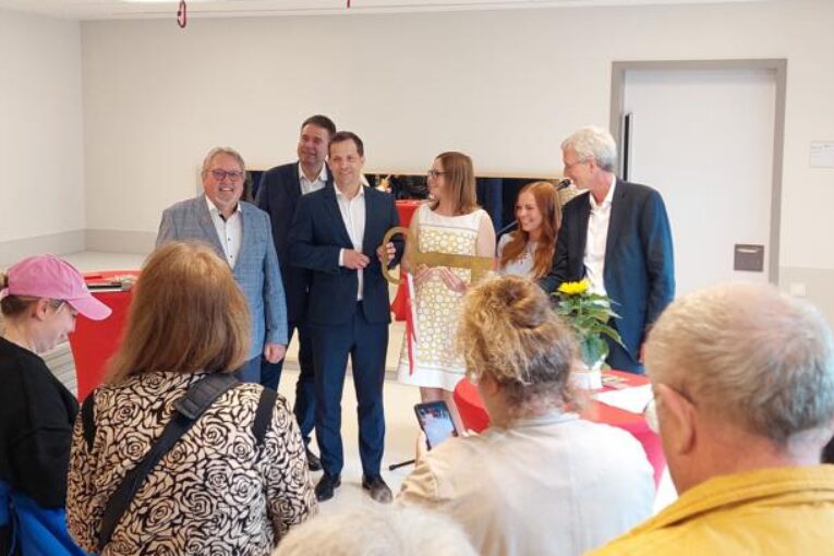 Oberbürgermeister Nino Haase überreicht KITA-Leiterin Simone Hönig zur offiziellen Neu-Eröffnung der KITA MinniMax den goldenen Schlüssel.