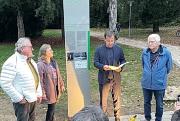 Stele im Park