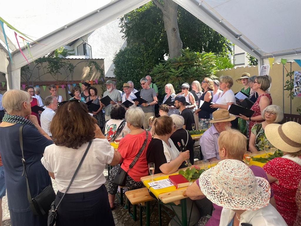 Festgemeinde-bei-der-Darbietung-vom-Singkreis-unter-Leitung-von-Michael-Christ