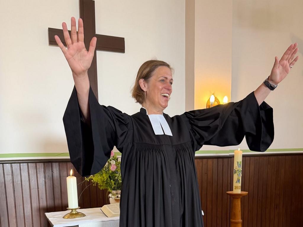 Proepstin-Henriette-Cruewell-bei-ihrer-beeindruckenden-Predigt