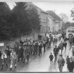 Oppenheimer Straße; Aufnahme um 1935 vor (heute) Obstbau Schmitt (Winzerfestumzug mit Kohlmeis’cher), links ganz hinten Gaststätte Mainzer Hof, vorne links Anwesen der Evangelischen Kirche; </br> Bildgeber Brigitte Winkler