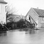 Oppenheimer Straße; Blick vom Außengelände der Gaststätte Mainzer Hof zur Katholischen Kirche; links Gaststätte, rechts Scheune (heute Saalbau); Hochwasser 03.01.1883; </br> Bildgeber Stadtarchiv Mainz