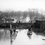 Oppenheimer Straße; links hinten Bahnhof, hinter der Mauer Oppenheimer Straße; Blick aus dem 1. Stock der Gaststätte Mainzer Hof; Hochwasser 04.01.1883; </br> Bildgeber Stadtarchiv Mainz
