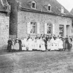 Oppenheimer Straße; vor ehem. Spezereihandlung und Bäckerei Daudt, zuletzt Bäckerei Diel, heute Änderungsschneiderei; nach 1900; </br> Bildgeber Reinhold Schembs