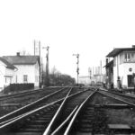 Oppenheimer Straße; ehem. Bahnübergang, hinten Portland Zementwerk, über den ehem. Bahnübergang führt heute die Autobahn drüber; 1935; </br> Bildgeber Max Brückner über Stadtarchiv Mainz