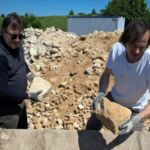 Ulrich Frings und Boris Engelbrecht beim schweisstreibenden Steinewuchten. Nicht auf dem Foto, aber trotzdem bei der Arbeit: Jupp Heck, auch von der HVV Arbeitsgruppe Historisches Laubenheim