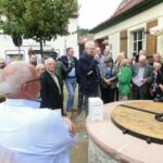 Ortsvorsteher Gerd Strotkötter eröffnet die Brunneneinweihungsfeier
