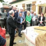 Gerd Strotkötter bedankt sich bei dem Brunnenbauer