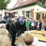 Bauleiter Heiner Webler stellt die technischen Daten des Brunnens vor