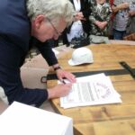 G. Strotkötter unterschreibt die „Enthaftungsurkunde“