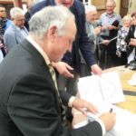 Th. Becker-Theilig unterschreibt die „Enthaftungsurkunde“