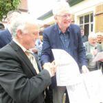 Die „Enthaftungsurkunde“ ist unterschrieben und wird noch per Händedruck besiegelt