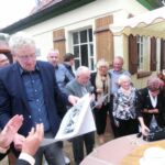 Dr. Gebhard Kurz, Laubenheimer Ortshistoriker, stellt historische Daten zum Brunnen vor