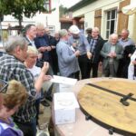 Schlüsselübergabe vom Bauleiter an den Brunnenpaten, den Vorsitzenden des HVV Einweihung des Brunnes mit Schlüsselübergabe.