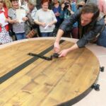 Der Brunnen wird von Steinmetzmeister Boris Engelbrecht geöffnet