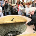 Museumleiter Fritz Berena holt „Wasser“ aus dem Brunnen