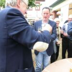 Das „Wasser“ wird an Oberbürgermeister, Bürgermeister und Ortsvorsteher ausgeschenkt