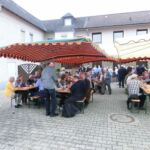 Im Hof der ehemaligen Gaststätte Zur Krone wird gefeiert