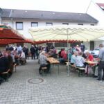 Im Hof der ehemaligen Gaststätte Zur Krone wird gefeiert