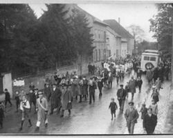Oppenheimer Straße, damals hohe Mauer an Evangelischer Kirche; Umzug Winzerfest 1935 (Bildgeberin: Brigitte Winkler)