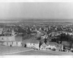 Laubenheim im Jahr 1937; rechts hinten letztes Gebäude der Ziegelei von Ludwig Marx am Neuweg. Bildgeber: Fritz Berena