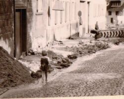 Pfarrer-Goedecker-Straße, Schäden durch Unwetter 1970 am heutigen Weingut Möhn. Bildgeber: Norbert Grünewald