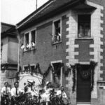 Hans-Zöller-Straße; 50 Jahre Radfahrerverein 1957 vor ehemaligem Friseursalon Spreitzer; Bildgeber Manfred Spreitzer