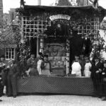 Marktplatz; Winzerfest 1935; Weinstand der "Kohlmeis'cher"; erstes Bild vom Wiegehäuschen; Bildgeber Brigitte Winkler