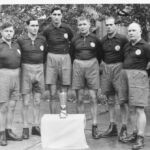 Oppenheimer Straße, Mainzer Hof; Deutsche Meister Tauziehen 1953 Männer Schwergewicht, errungen in Stuttgart-Feuerbach; v.l.n.r.: Friedel Kleinz, Paul Schwarz, Hans Heck, Hans Schon, Hans Keller, Hans Reimann; Bildgeber AC 09