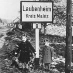 Hans-Zöller-Straße; Ortsschild vor 1938 von Bodenheim aus; Bildgeber Gertrude Kern