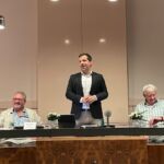 v.l.n.r.: Der neue Ortsvorsteher, Norbert Riffel, Oberbürgermeister Nino Haase und der bisherige Ortsvorsteher, Gerhard Strotkötter