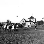 Schubertstraße 1946; Fußballspiel der Alemannia (weißes Trikot); hinten Häuser im Neuweg; Bildgeber Werner Vollrath