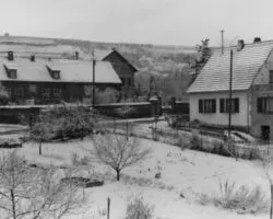 Hans-Zöller-Straße, ehemaliges Hofgut Dettweiler 1962. Heute steht nur noch das Haus in der Mitte hinten (Bildgeberin: Lotti Schüler)