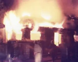 1970: Das Efeuhaus brennt. Bildgeber Ida und Heinz Decker